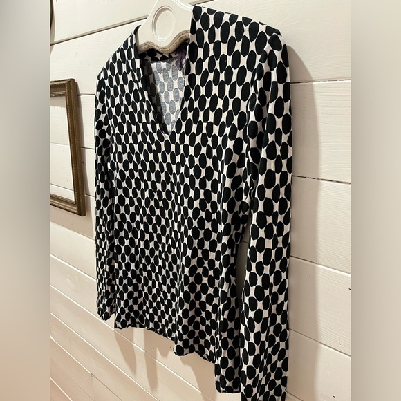 📍 LAURÈL Black and White Patterned V-Neck Top – Size CAN 12 - Picture 8 of 9